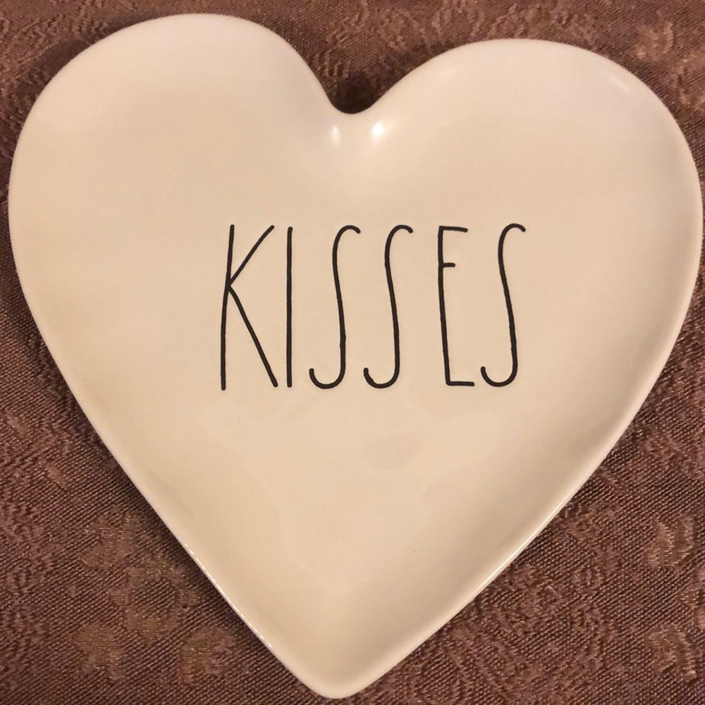 Kisses Rae Dunn plate